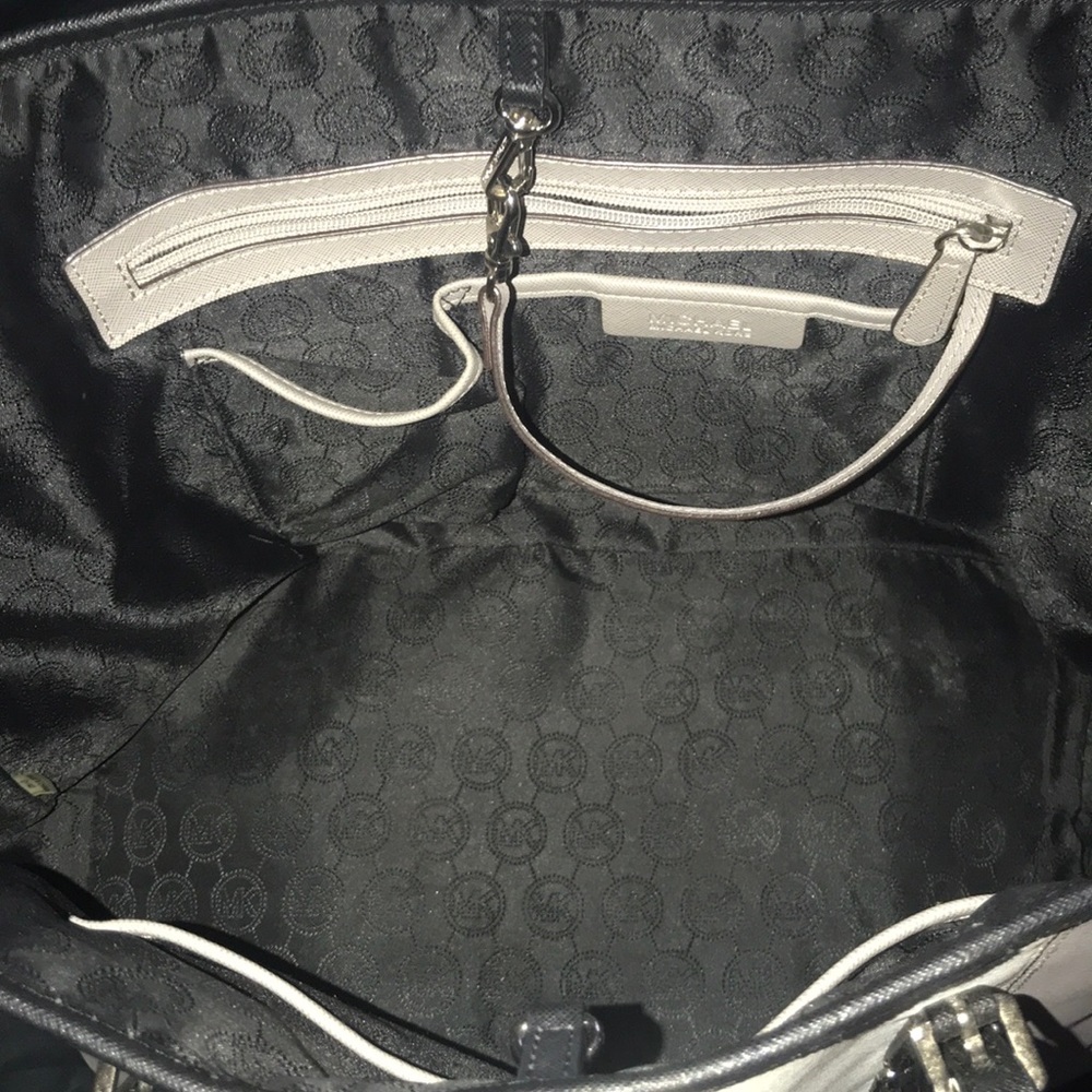 Michael kors purse - Picture 2 of 3